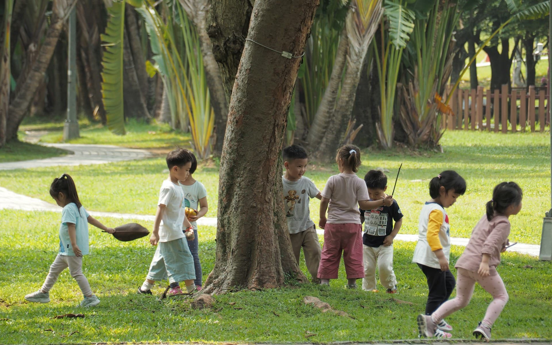 Des enfants jouent ensemble dans un parc pendant une activité de plein air