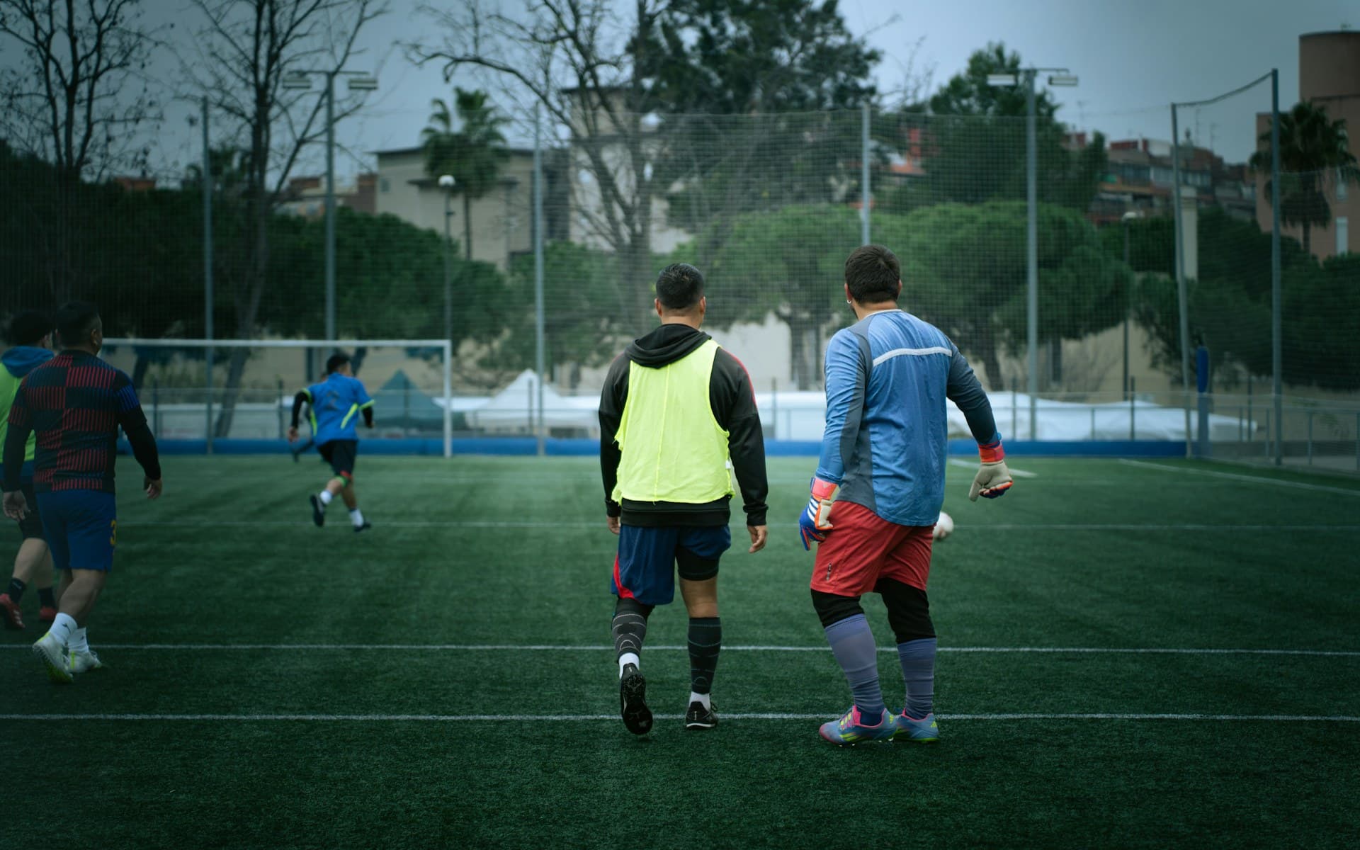 Des joueurs de football rejoignent le terrain pendant un entraînement