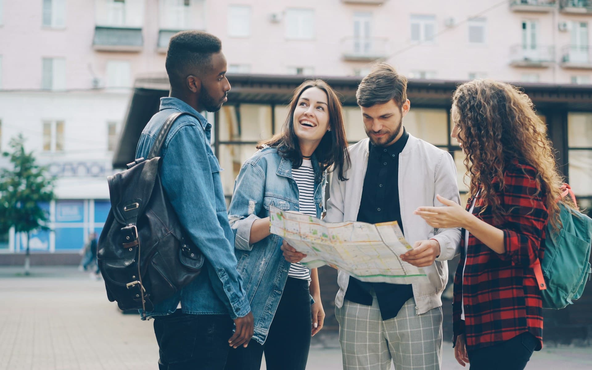 Un groupe de voyageurs compare un plan de ville pour organiser son itinéraire