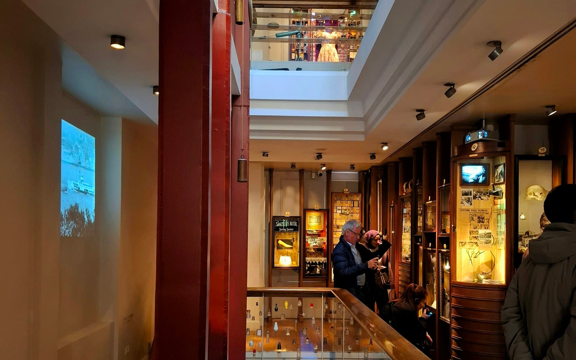 Des visiteurs découvrent les expositions dans le hall d’un musée