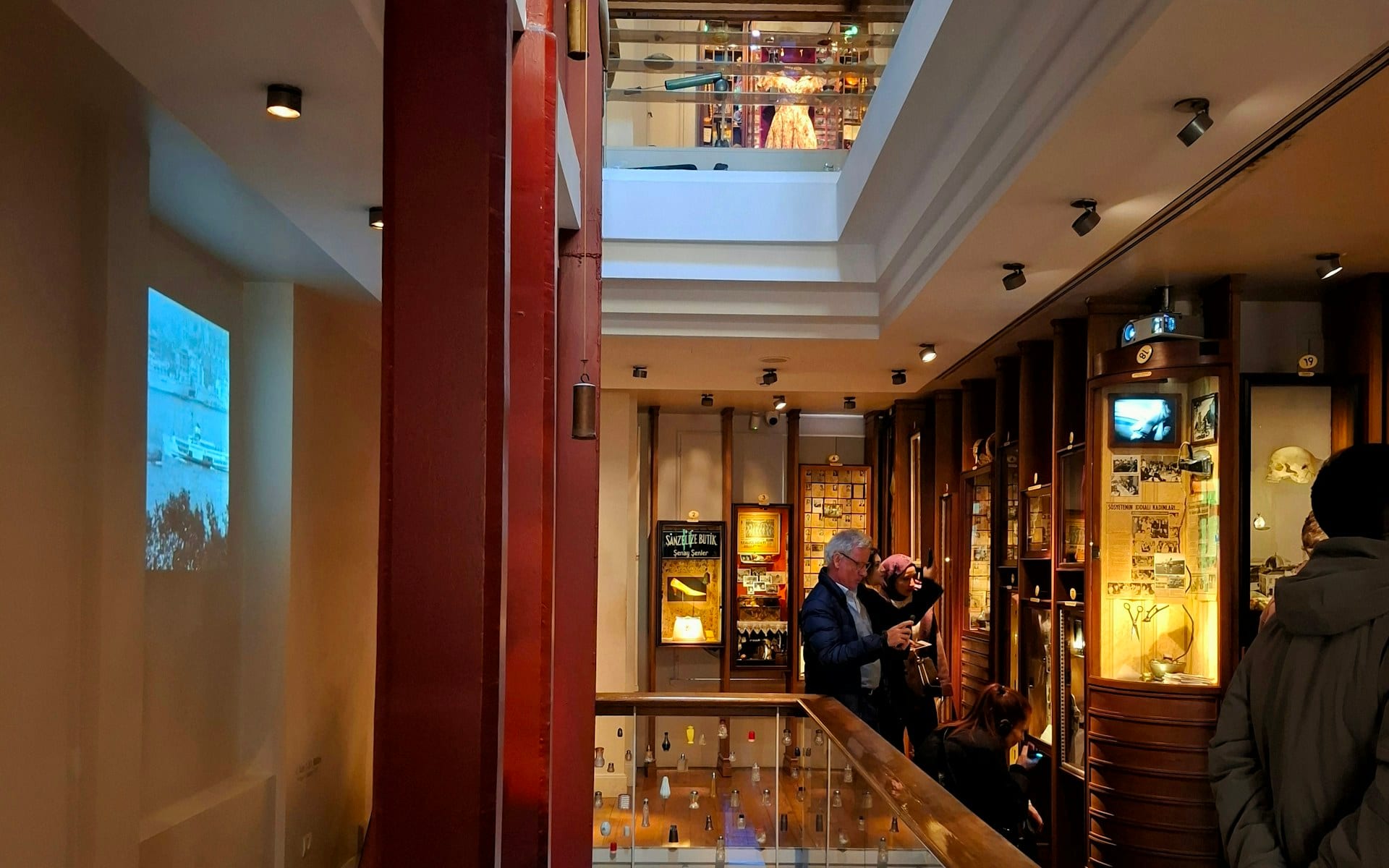 Des visiteurs découvrent les expositions dans le hall d’un musée
