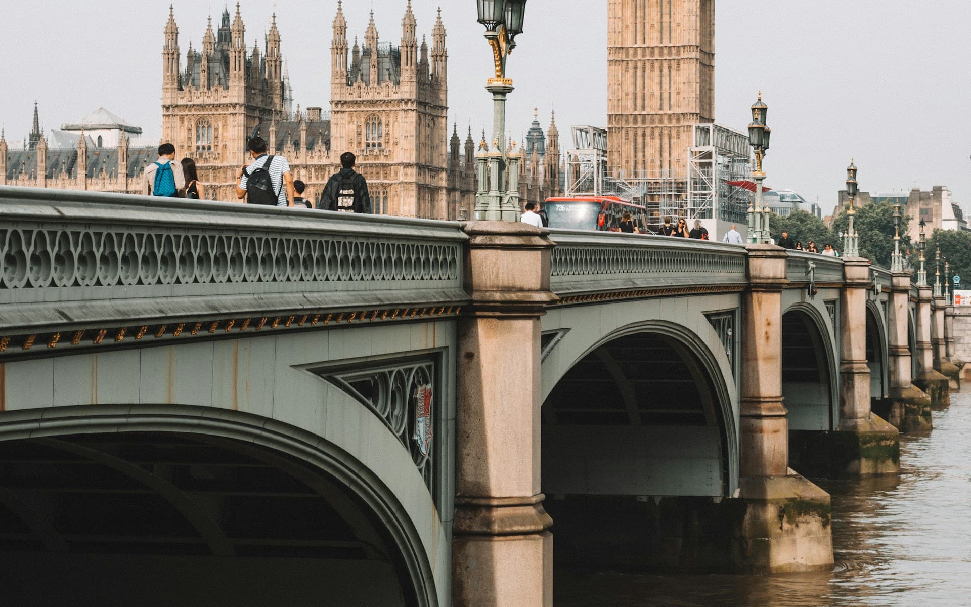 Des visiteurs traversent le pont de Westminster devant Big Ben à Londres