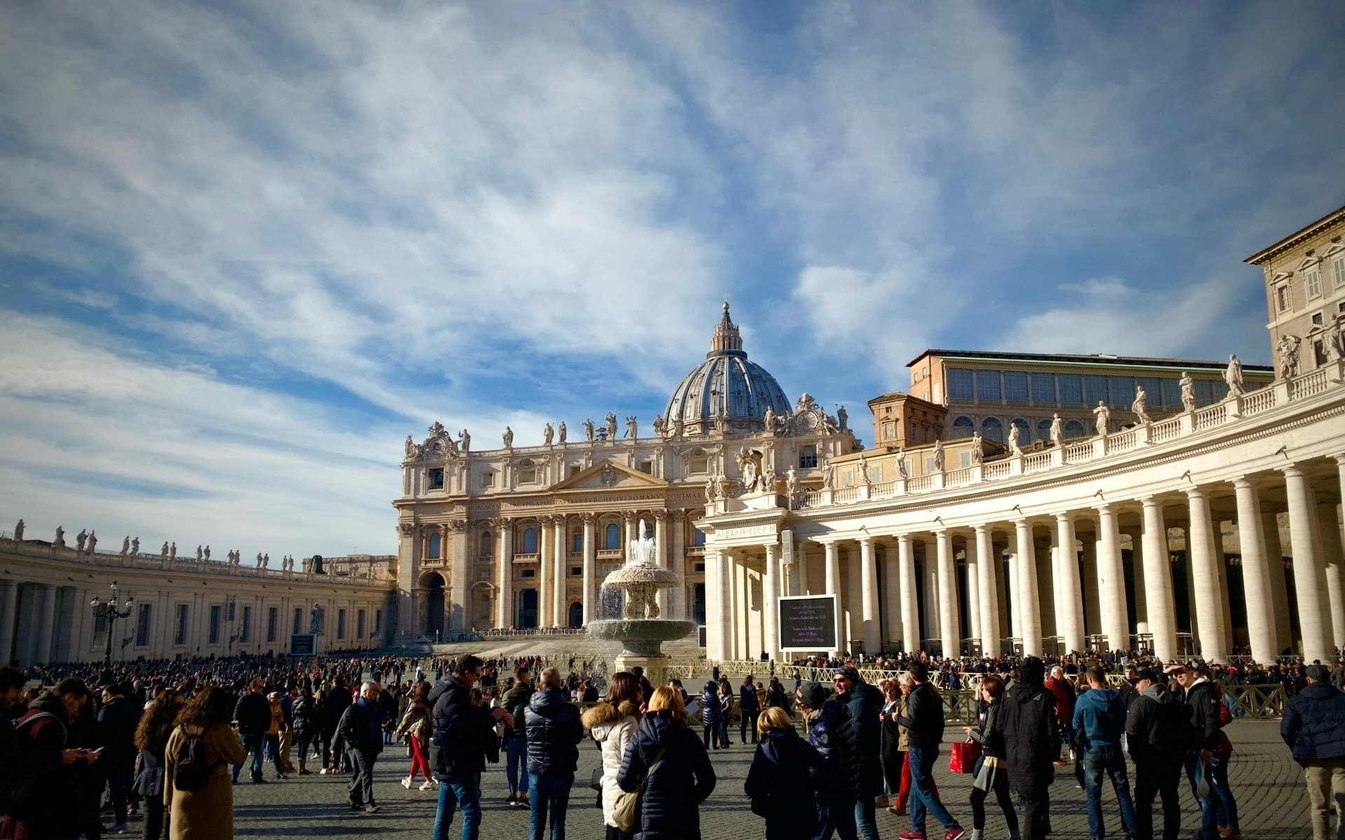 Des visiteurs réunis sur la place Saint-Pierre pendant un séjour à Rome