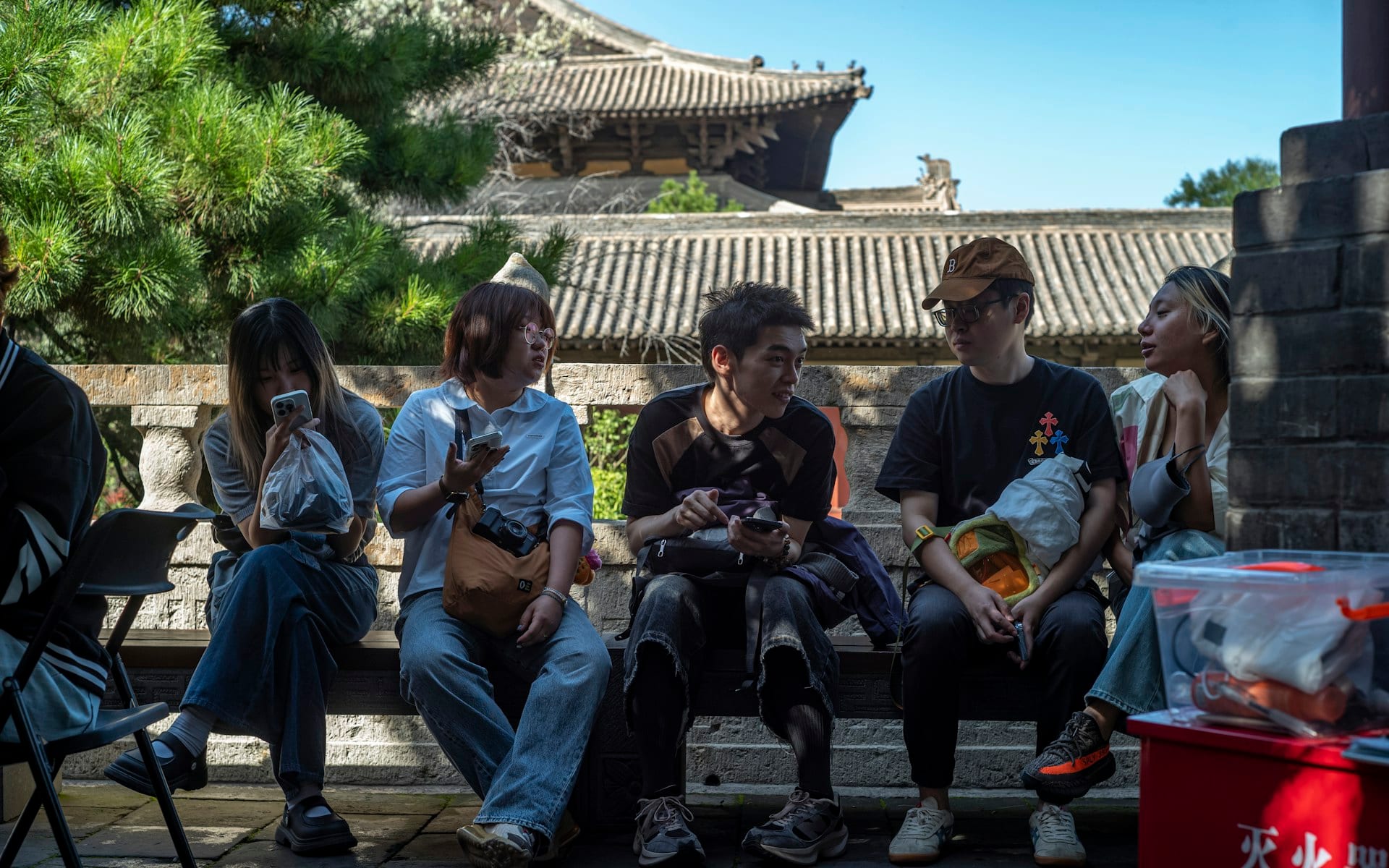 Un groupe d’amis fait une pause ensemble pendant un week-end